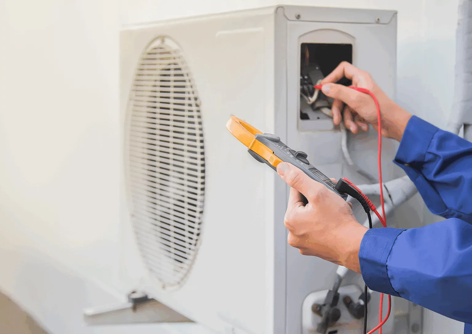 Técnico revisando una unidad de aire acondicionado