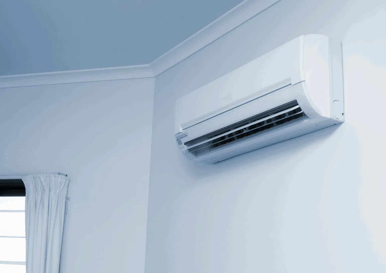 Equipo de aire acondicionado instalado en una vivienda